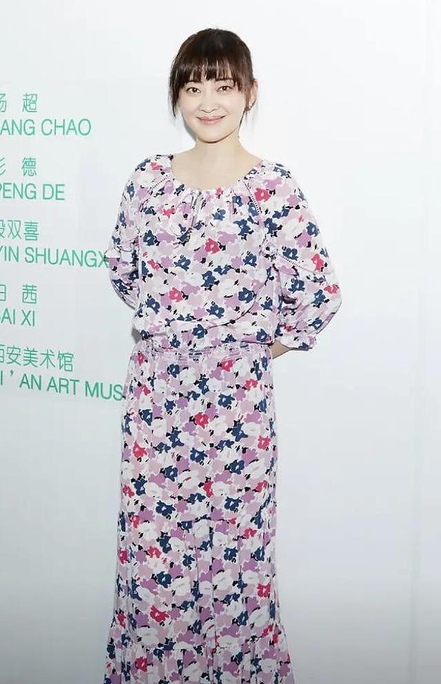 48岁梅婷新剪了新刘海年轻10岁，穿印花衫+半裙，美得像换了个人 - 2