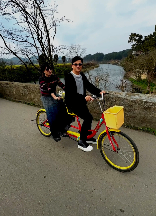 吕良伟夫妇开心旅游秀恩爱 夫妻俩骑自行车看油菜花很甜蜜 - 5