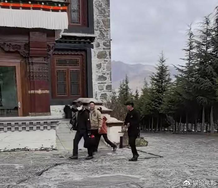 胡歌带老婆游西藏，大包小包自己拿，好男人无疑 - 2