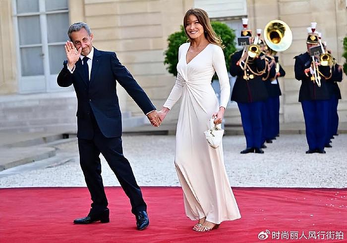 前法国总统萨科齐带着超模夫人也出席国宴！布吕尼一身白裙，好美 - 11
