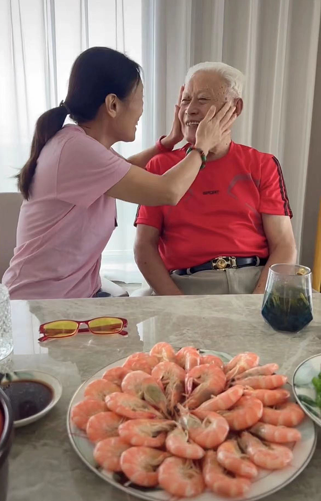 60岁吴琼回安徽娘家，豪宅曝光满桌硬菜，与年迈父亲长相复制粘贴 - 3