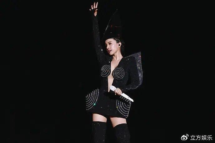 蔡依林穿黑色深V礼服性感迷人 旋纹加身秀个性时尚 - 2
