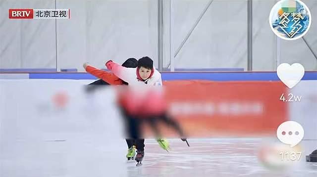 张凯丽不受代言翻车影响，与奥运冠军同上综艺，重回冰场身姿矫健 - 11