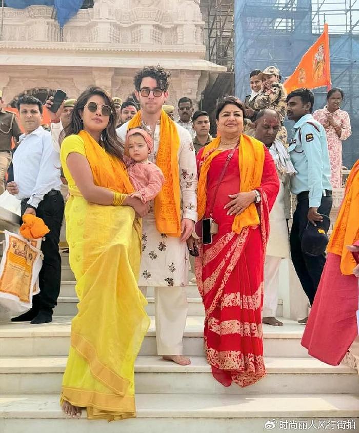印度国宝级巨星携家人回祖国！2岁女儿穿粉色好甜，光脚参观寺庙 - 12
