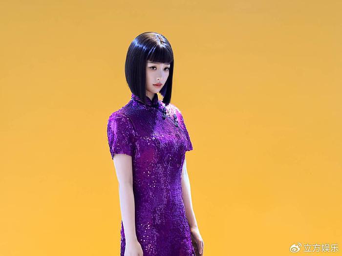 虞书欣穿紫色旗袍化身AI机器人 表情冷冽曲线玲珑 - 2