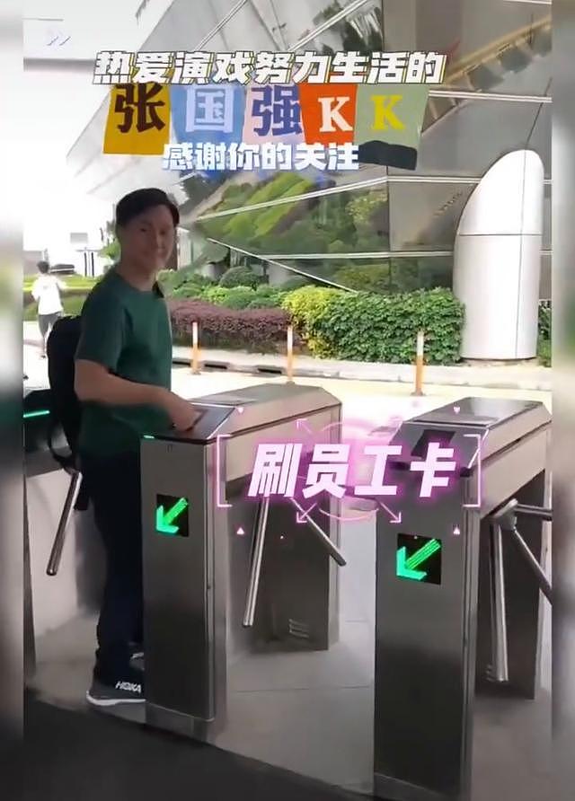 66岁TVB戏骨张国强太低调，坐公交车去TVB上班，满脸笑容神采奕奕 - 9