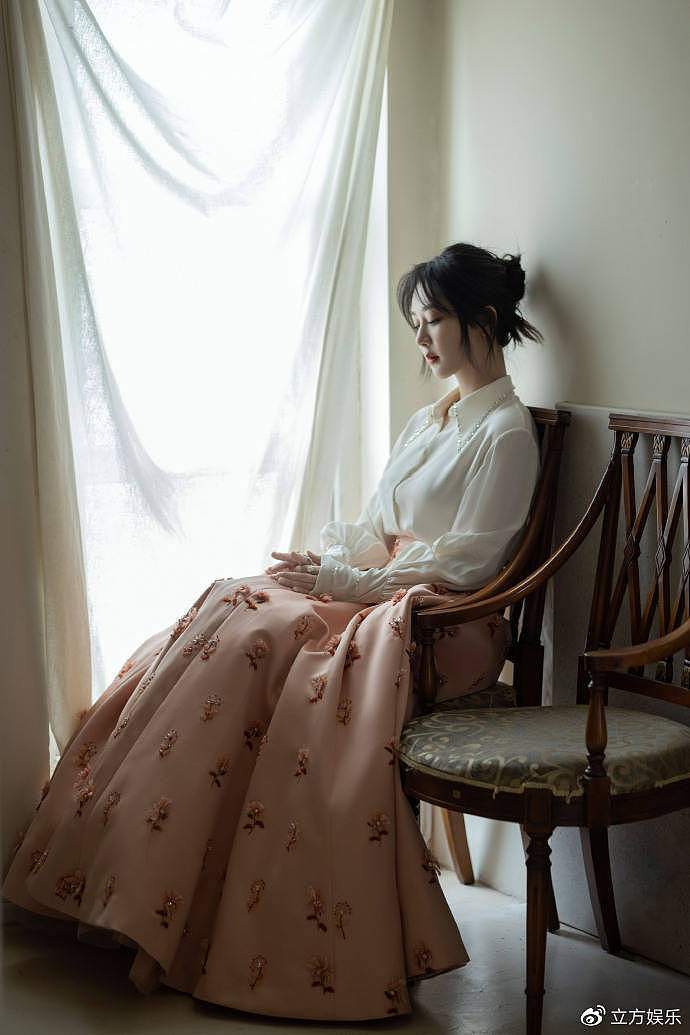 杨紫晒活动造型写真 白衬衫拼接粉裙似娇嫩蔷薇 - 4