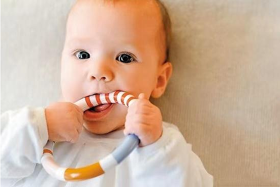 同样都是小婴儿，为何宝宝出牙有早有晚？主要和3个因素有关 - 6