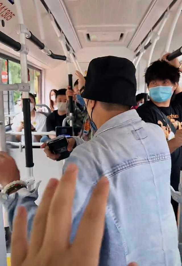 60岁港星吴镇宇内地搭公交，坐老弱病残位被指责，穿衣打扮太朴素 - 10