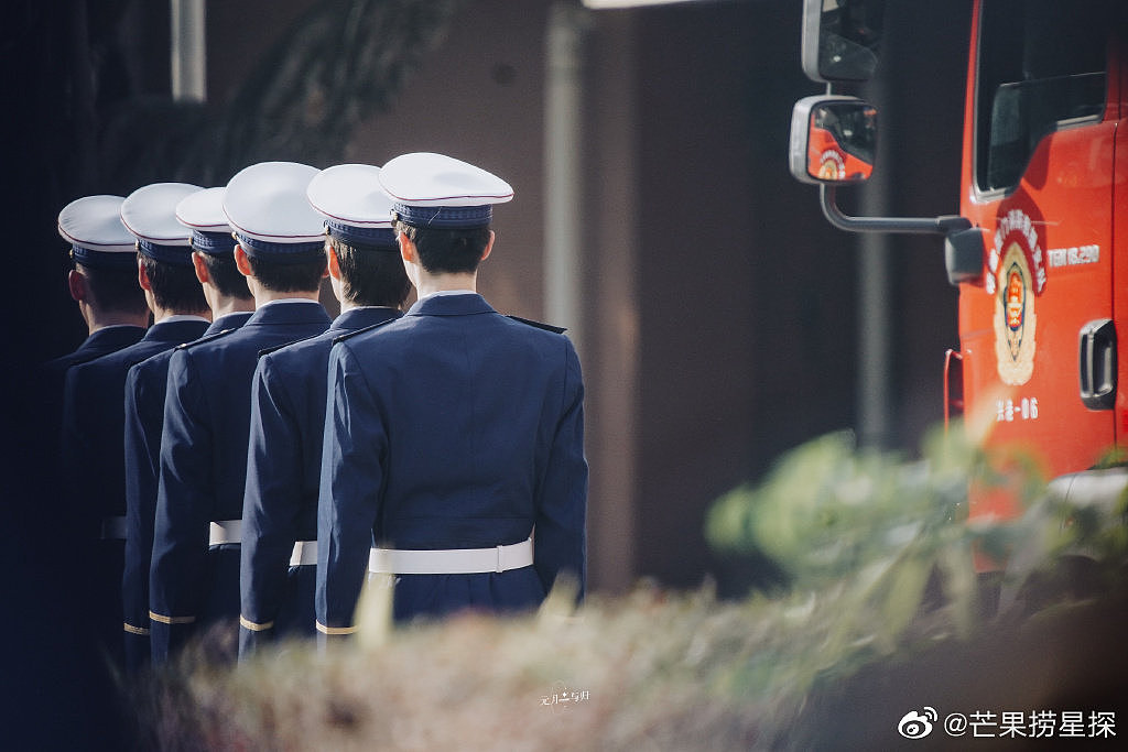 张嘉元《一往无前的蓝》最新饭拍~ 消防员制服造型，站姿挺拔…… - 8