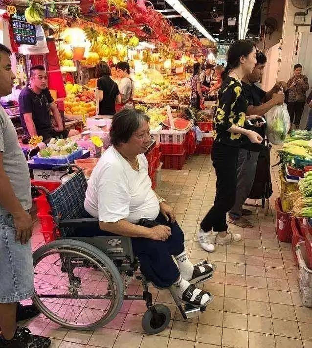 70岁洪金宝现身菜市场买菜，穿拖鞋手戴佛珠，坐轮椅壮硕保镖护航 - 8