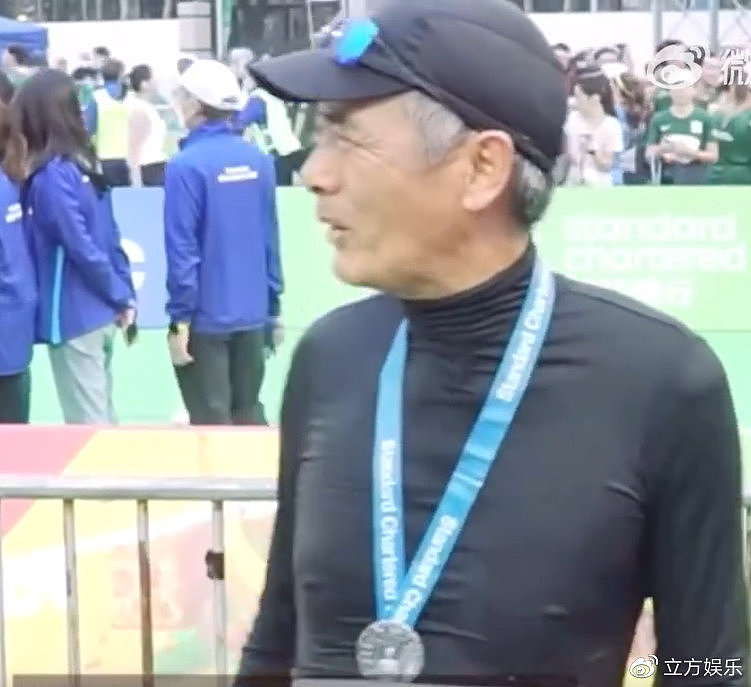 67岁周润发参加香港马拉松 1小时3分完成10公里跑 - 2