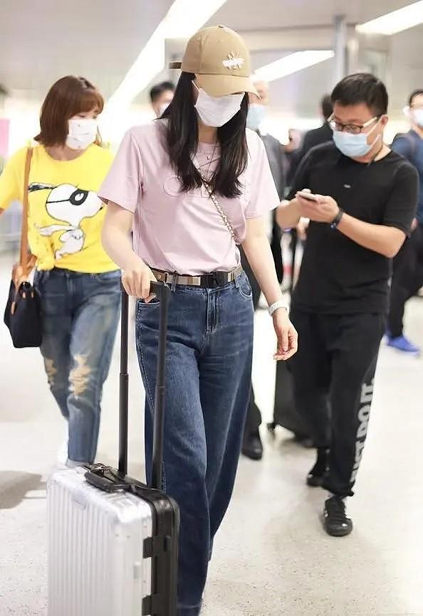 王艳一身低打扮走机场，T恤+牛仔裤+棒球帽，晴格格纯素颜太美 - 3
