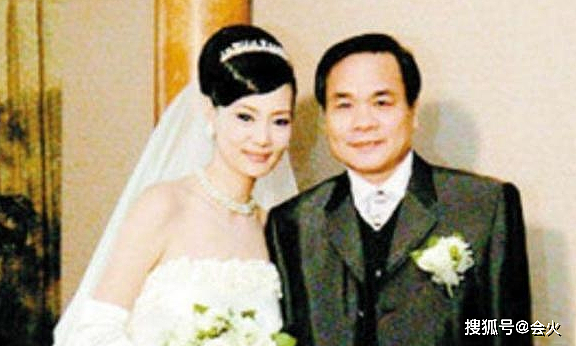 62岁刘雪华自曝渴望爱情！无子无女和狗一起生活，丈夫因坠楼去世 - 6