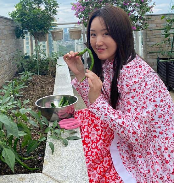 52岁杨钰莹在豪宅里自拍！穿小白裙嫩得像个“水蜜桃”，又美又欲 - 7