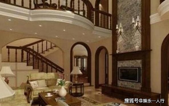 带你看看王祖蓝的豪宅，家里有个超大吊顶，红木楼梯设计很奢华 - 4