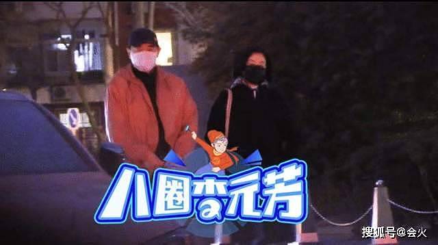 66岁陈宝国与妻子散步被拍！街头弯腰伸手比划，动作真实毫无架子 - 1