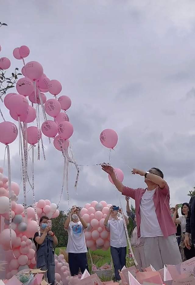乔任梁去世五年后，父母为儿子庆祝34岁冥寿，墓地摆满鲜花与气球 - 4