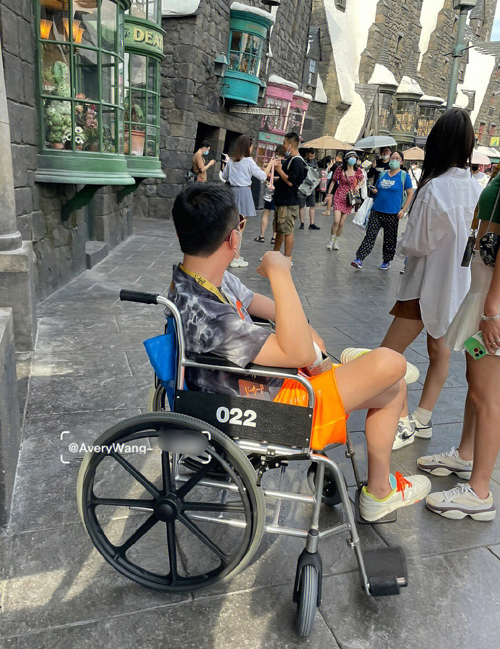 王思聪现身环球影城，身边美女环绕，不想走路有专人推轮椅 - 4