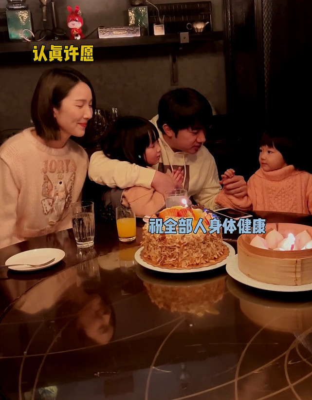 王祖蓝生日与妻女一起开心度过 获两个女儿献吻很甜蜜 - 5