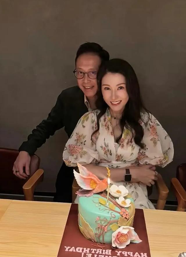 54岁李嘉欣与豪门老公平民化庆生，穿碎花裙出镜，真是难掩骨相美 - 2