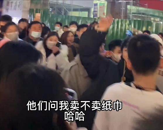 殷世航跨年引轰动，不戴口罩现身南京遭路人围堵，被警察当场架走 - 7