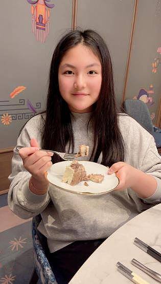 李湘为女儿做蛋糕，12岁王诗龄长成大姑娘，长相身材像极了爸爸 - 1