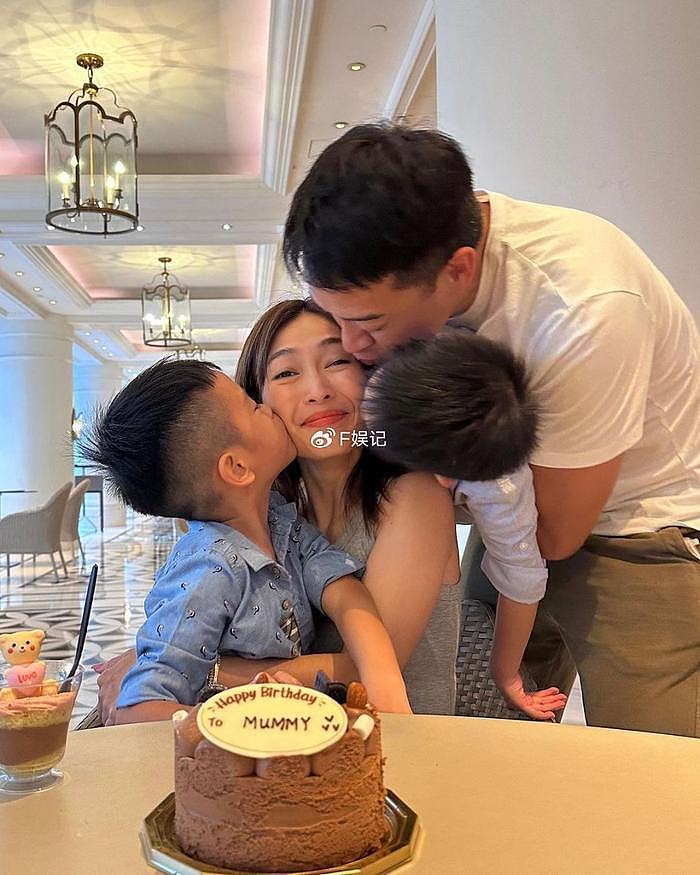 宋熙年生日与家人开心庆祝 老公陈智燊和两个儿子同时献吻 - 7