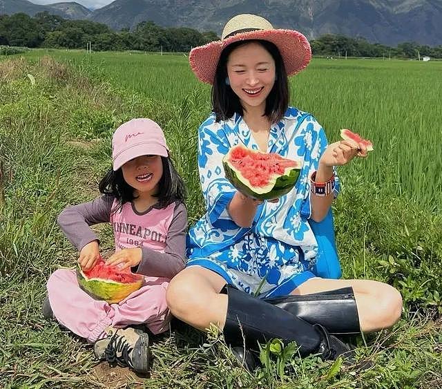 40岁江一燕与女儿隐居，穿花衬衫+短裤在田间吃西瓜，松弛感绝了 - 2