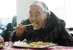 很多中老年人每天只吃两餐，两餐的生活方式健康吗？专家怎么说 - 4