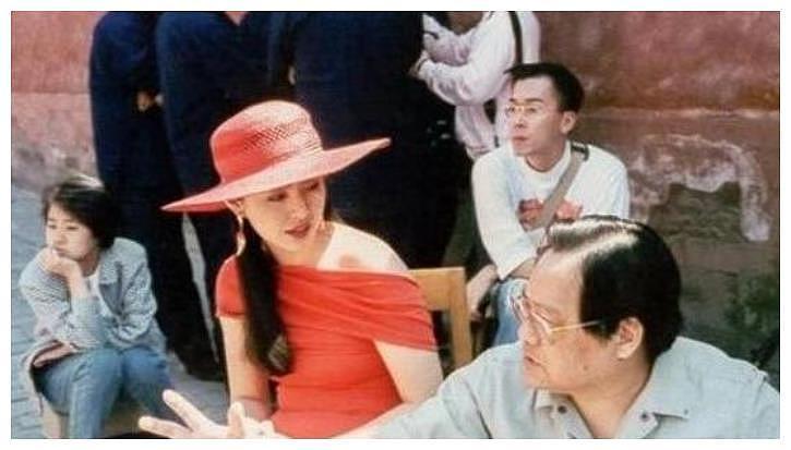王祖贤30年前照片被扒，有谁注意到背景板旗袍女？如今成当红巨星 - 1