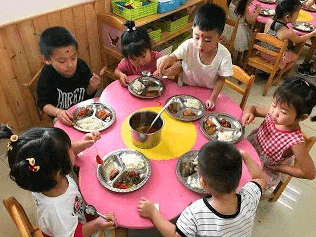 幼儿园开放日，宝妈吐槽老师给孩子盛的饭菜少，园长：真不是小气 - 6