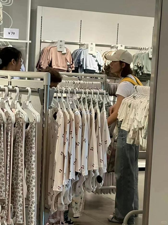 杨怡带女儿和姐姐在内地逛街购物 买几十元童装给女儿获赞接地气 - 6