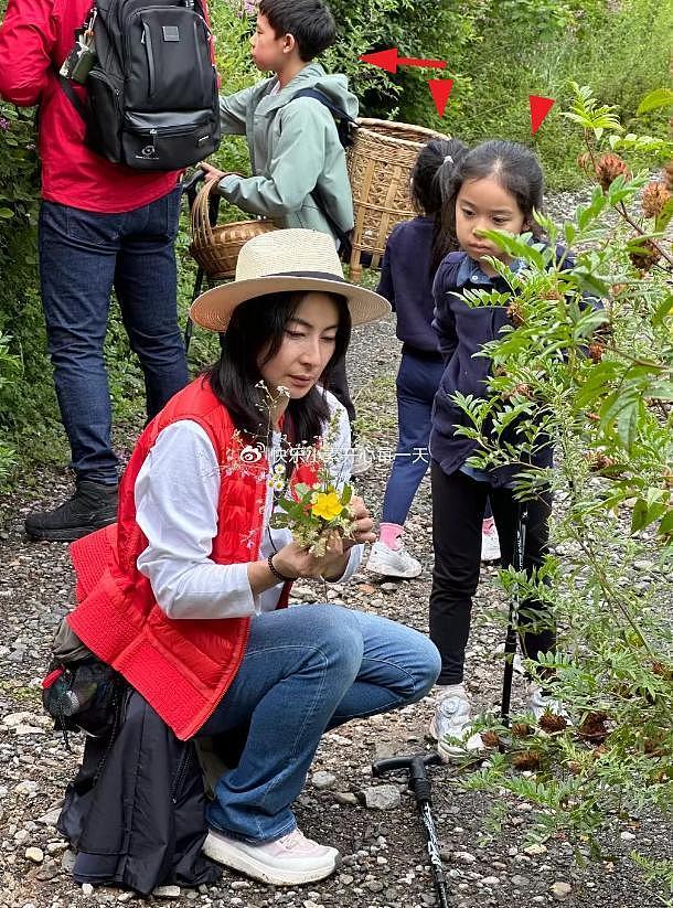 郭晶晶带妈妈吃丽江私房菜，朱玲玲和老公罗康瑞一同现身 - 1