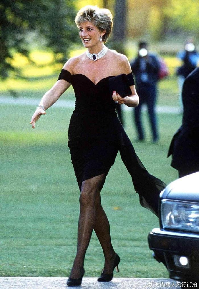 威廉哈里出席戴安娜纪念活动！戴妃的小黑裙造型成经典，美得优雅 - 11