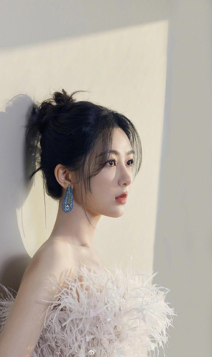 杨紫今晚造型，羽毛珠片抹胸礼服+孔雀羽毛珠宝耳环…… - 2
