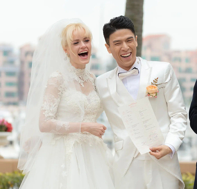 前TVB外国女艺人晒夫妻合影庆结婚6周年 如今与老公儿子定居外国 - 5