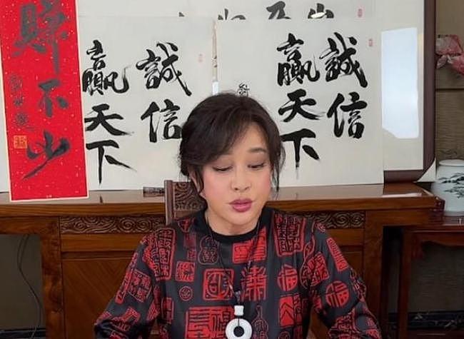 刘晓庆直播卖字价格高，名家点评称与书法不沾边，写错古诗惹争议 - 6