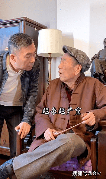 90岁杨少华嘴馋想吃肉！身形佝偻与儿子互动，一脸兴奋大声报菜名 - 6
