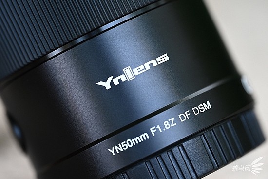 永诺YN50mm F1.8Z DF DSM的镜头型号以及logo标识