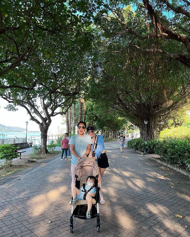 前TVB艺人沈卓盈与老公牵着儿子散步享家庭乐 穿短裤秀白滑大长腿 - 6