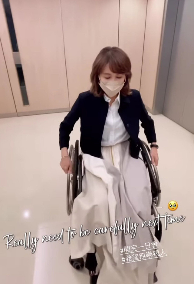 黎姿亲揭坐轮椅上班原因：做运动弄伤膝盖，需要静养一周不能上班 - 3
