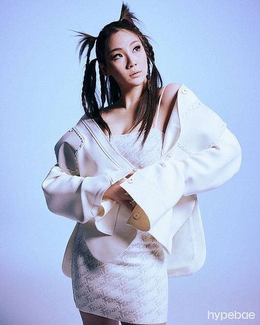 韩国女歌手CL最新杂志写真曝光 穿深V西装大秀性感好身材 - 2
