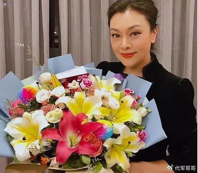 她年轻时“艳压”巩俐，二婚闪嫁瑞士亿万富翁，60岁活成人生赢家 - 13