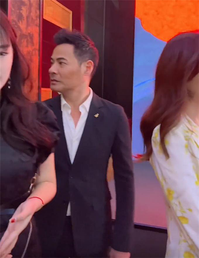 港姐向海岚近照曝光，和TVB一众艺人相聚难掩笑容 - 4