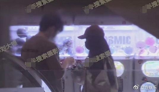 王艺瑾与一男子街头搂腰拥抱 二人看电影抓娃娃画面甜蜜 - 2