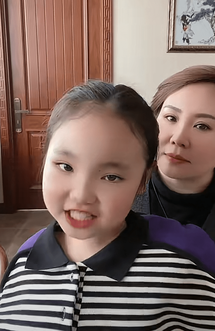 王小利女儿罕露面，被网友称翻版刘能，小11岁娇妻已升级成为奶奶 - 1