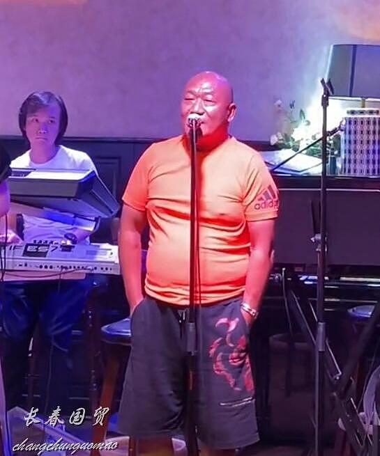 歌手谢东现身酒吧演出，59岁大腹便便与昔日判若两人 - 5