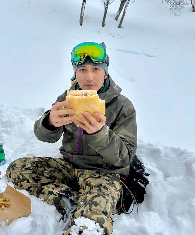 谢霆锋王菲疑现身日本过年，与友人滑雪，雪地里拍照力破分手传闻 - 3
