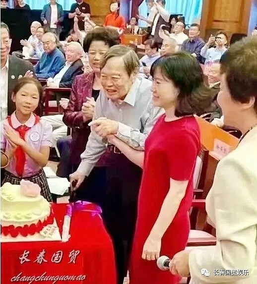 杨振宁庆百岁生日后首现身，妻子翁帆贴身相伴 - 1